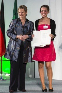 NRW-Schulministerin Sylvia Löhrmann zeichnet Jana Schulte für ihre hervorragenden Leistungen als eine der besten Abiturientinnen Nordrhein-Westfalens aus. (Foto: Ralph Sondermann/nrw.de)