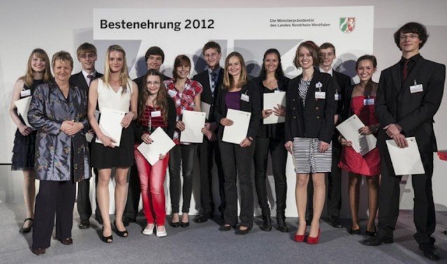 "Bestenehrung 2012" in Düsseldorf: Jana Schulte (2.v.r.), Absolventin 2012 des WBG, in der Gruppe der Jahrgangsbesten des Regierungsbezirks Arnsberg. (Foto: Ralph Sondermann/nrw.de)