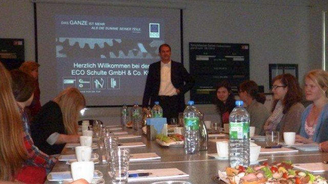 Präsentation des Unternehmens und Tipps zur Berufsfindung, auch im Bereich "Marketing" beim Besuch in der ECO Schulte Gmbh & Co. KG Menden. (Foto: WBG/Harnischmacher)