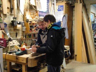 Holzbearbeitung verlangt Geschick und Präzision, wie man in der Tischlerei Wilhelm Dunker Fröndenberg lernen kann. (Foto: WBG/Vosskuhl)