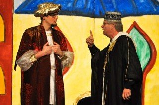Großwesir Omar (Reinhold Schrieck, re.) hat wichtige Ratschläge für den Sultan (Maik Lambert (li.): "Der kleine Muck", Aufführung des M.A.T. Menden am 21.11.2012. (Foto: Sr. Johanna Hentrich)