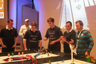 Platz 1 in der Kategorie "Robotertechnik": Das WBG-Team überzeugte die Juroren beim Regionalwettbewerb in Paderborn am 17.11.2012. (Foto: AUP/Fleige)