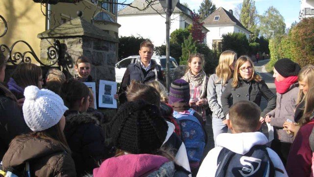 Schüler der 7b informieren Viertklässler der GGS Platte Heide Menden über den Jüdischen Friedhof. (Foto: WBG/Mertens)