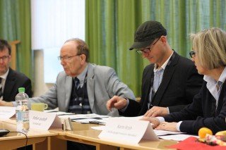 Juryberatung "Forschungspräsentation", die Bürgermeister Volker Fleige (li.) interessiert verfolgt. Neben ihm Hans Braukmann, Stefan Leutloff und Karin Kroh(Lehrerin am WBG).