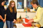 Christmas is coming! Englischlehrerin Maria Schmidt hat mit Schülerinnen kreative Angebote für Englisch-Fans vorbereitet. (Foto: SMMP/Hentrich)