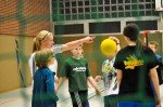 Gemeinsam Fußball spielen: Grundschüler finden sich mit Walburgis- und Berufskollegschülern beim Sport. (Foto: SMMP/Hentrich)
