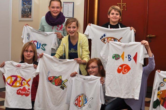 Schüler der Klassen 6b und 6c gestalteten im evangelischen Religionsunterricht T-Shirts mit dem Symbol des Fisches. (Foto: SMMP/Sr. Johanna Hentrich)