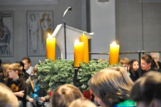 Der adventliche Gottesdienst unter dem Motto "Sternstunden" führte vor Beginn der Weihnachtsferien die ganze Schule in der Walburgiskirche zusammen. (Foto: SMMP/Sr. Johanna Hentrich)