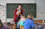 Englisch-Probeunterricht mit Frau Terstappen und Maskottchen Tom. (Foto: SMMP/Sr. Johanna Hentrich)