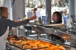 Pausensnacks und Mittagessen: Nur möglich durch die Mitarbeit ehrenamtlicher Helfer/innen in der Cafeteria. (Foto: SMMP/Sr. Johanna Hentrich)