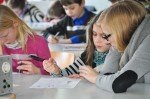 Konzentrierte Arbeit im Physik-Probeunterricht. Oberstufenschüler geben gern Unterstützung. (Foto: SMMP/Sr. Johanna Hentrich)