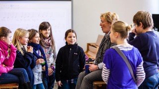 Gesangsvorführung im kleinen Kreis: Siglinde Diris beeindruckt mit ausgebildeter Stimme. (Foto: SMMP/Beer)