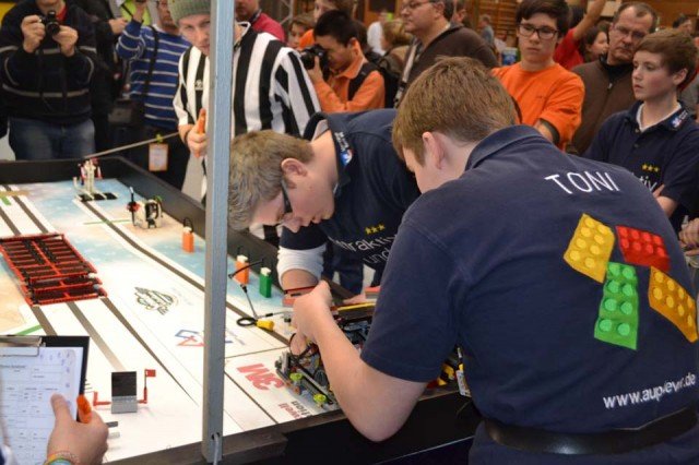 Toni und Andreas starten den Roboter beim zentraleuropäischen Finale der FIRST LEGO League in Obrigheim (12.01.2013). Foto: AUP