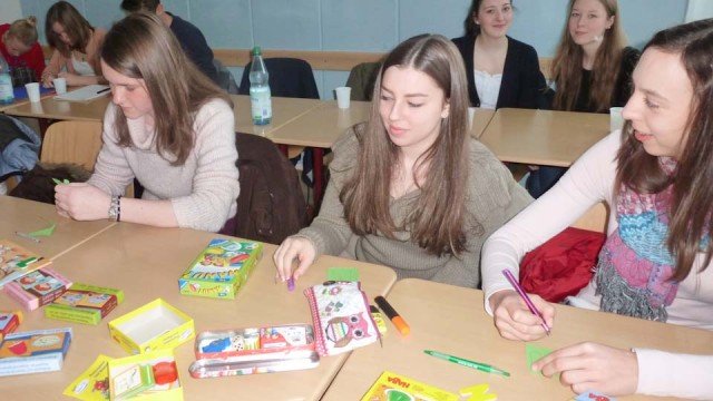 "Sprache verbindet": Walburgisschüler lernten beim Workshop, ausländische Kinder spielerisch beim Erlernen der deutschen Sprache zu unterstützen. (Foto: WBG/Harnischmacher)