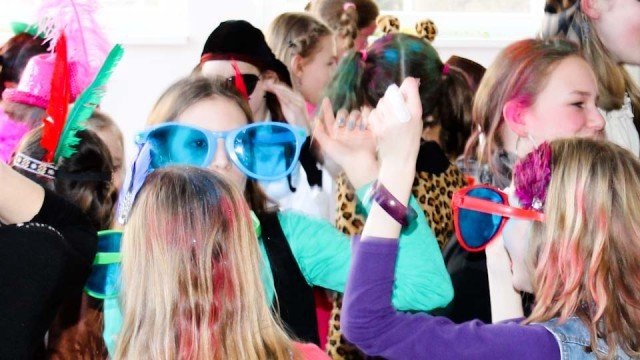 Partylaune und tolle Kostüme: Die Fünft- und Sechstklässler hatten Spaß bei der Karnevalsparty der SV. (Foto: WBG/Schieferdecker)