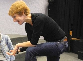 Theaterregisseurin Tina Geißinger gab beim Workshop Tipps für modernes Theater. (Foto: R. Tiemann/derwesten.de)