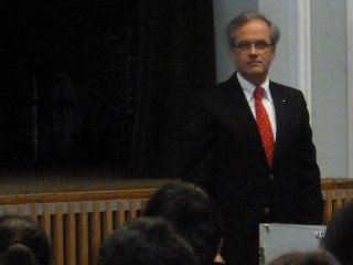 Prof. Dr. Friedrich Schade von der BiTS Iserlohn informierte in der Aula über Fragen der Studienwahl. (Foto: WBG/Harnischmacher)
