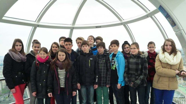 Schüler der Klassen 7 und 8 besichtigen London von oben bei einer Fahrt mit dem London Eye. (Foto: WBG/Ueding)
