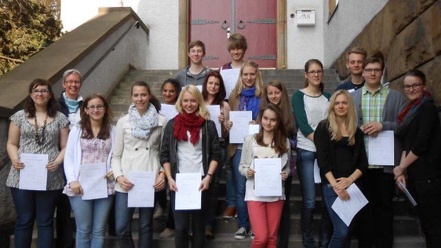 Freude nicht nur bei Kursleiterin Mechthild Voßkuhl (2. Reihe links): Allen 27 Schülern wurde ihre erfolgreiche DELF-Prüfung schriftlich bescheinigt. (Foto: WBG/Hentrich)