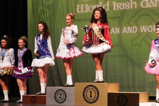 Teresa Spener (Stufe 10, 4. v. li.) als Vize-Weltmeisterin im Irish Dance 2013 auf dem Siegerpodest. (Foto: WBG/Spener)