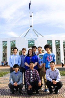 Erinnerungsfoto vor dem New Parlament House in Canberra. (Foto: WBG/Kaluza)