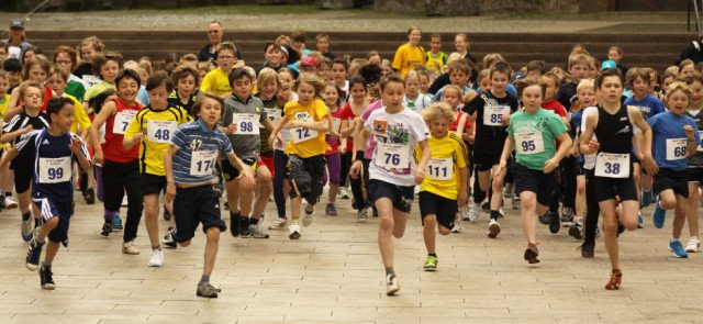 Wer wird Mendens Stadtmeister? Massenstart zum Schülerlauf mit WBG-Läufern 2012 (Foto: www.menden-marathon.de)
