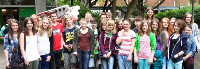 Die Klasse 8a nach dem Besuch der Aufführung im Kinder- und Jugendtheater Dortmund am 12.06.2013. (Foto: WBG/Wibbeke)