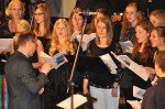 "Mamma Mia": Chorleiter Dr. Ansgar Bornhoff dirigiert Auszüge aus dem Programm des Sommerkonzerts am 15. Juli. (Foto: SMMP/Sr. Johanna Hentrich)