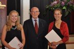 Gerd Harnischmacher mit den beiden Preisträgerinnen der Stiftung: Laura Helleckes (re.) und Teresa Kerkhoff. (Foto: SMMP/Sr. Johanna Hentrich)