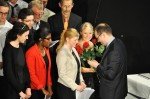 Chorleiter Dr. Ansgar Bornhoff dankt vier Abiturientinnen für ihr Mitwirken. (Foto: SMMP/Sr. Johanna Hentrich)