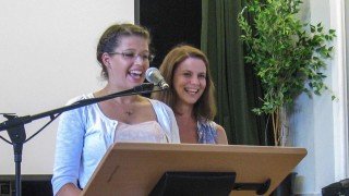 Schülersprecherinnen Alina Kutsche und Franziska Mertens dankten Schwester Johanna im Namen der Schülervertretung. (Foto: SMMP/Sabine Thielmann)