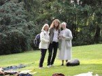 Frau Lügger (Mitte) mit einer Besucherin und Sr. M. Raphaela, die am gleichen Tag Geburtstag feierte. (Foto: WBG/Schmidt)