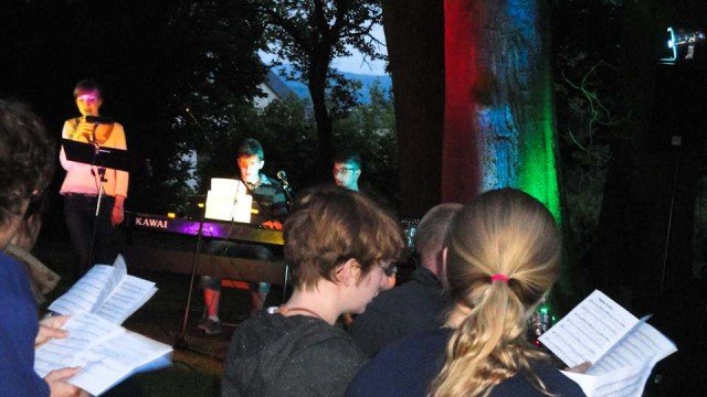 Abendmeditation im Park mit Live-Musik. (Foto: WBG/Schmidt)
