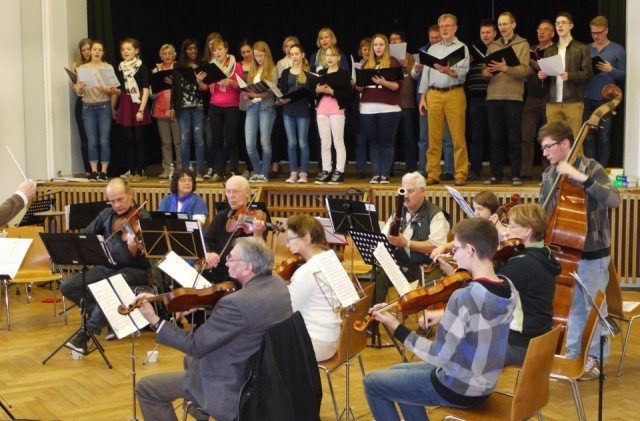 Gesamtprobe von Ruhrstadtorchester, Instrumentalisten und Schulchor des WBG (Foto: S. Thielmann/SMMP)
