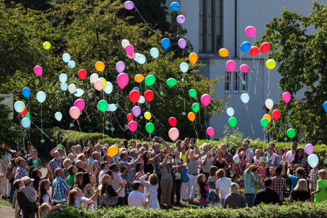 Bunte Luftballons mit guten Wünschen für die neue Schule und ihre Schüler stiegen am Ende in den Himmel. (Foto: SMMP/Bock)