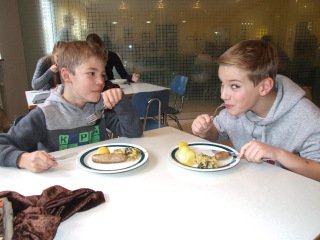 Lernen macht hungrig - und Essen in der Caferteria Spaß! (Foto: K. Hofbauer/ SMMP)