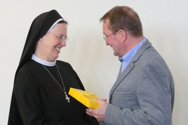Schwester Maria Thoma dankt Herrn Wischer. (Foto: C. Scholz/SMMP)