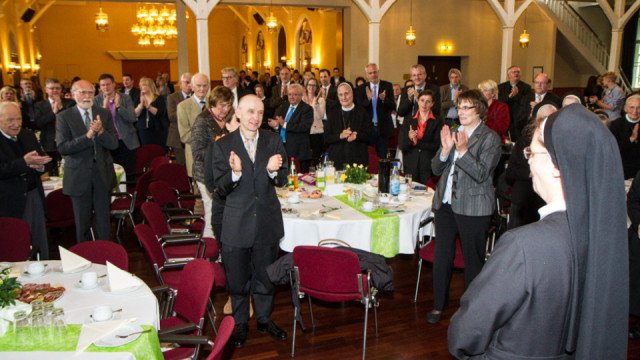 Abschließend dankten die Gäste Schwester Maria Thoma mit stehenden Ovationen. Foto: SMMP/Bock