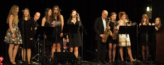 Am Walburgisgymnasium sorgten die Soulband und der Schulchor für den musikalischen Rahmen der Abschlussfeier für die Abiturienten. Foto: C. Scholz/SMMP