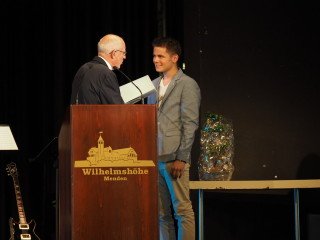 Julian Kutsche erhält den ersten Preis vom Stiftungsgründer, Herrn Harnischmacher (Foto: C. Scholz/SMMP)