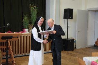 Schwester Adelgundis beschenkt Herrn Dr. Maler mit einem aussagekräftigen Bildband ... (Foto: C. Scholz/SMMP)