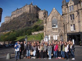 Gruppenfoto unterhalb von Edinburgh Castle. (Foto: C. Scholz/SMMP)