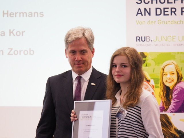Rebecca erhält die Urkunde aus den Händen von Herrn Erlhöfer, Hauptgeschäftsführer der Arbeitgeberverbände Ruhr/Westfalen (Foto: C. Scholz/SMMP)