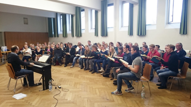 Über 50 Chorsänger bei der begeisterten Probenarbeit zwischen Weihnachten und Neujahr! (Foto: C. Scholz/SMMP)