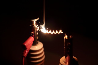 Schnupperunterricht Physik: Glühfaden beim Durchbrennen. (Foto: C. Scholz/SMMP)