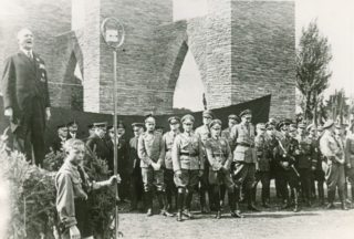 Einweihung des Ehrenmals 1935 (Foto: Stadtarchiv Menden)