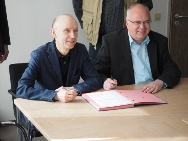 Schulleiter und Bürgermeister bei der Unterzeichnung des Vertrages. (Foto: C. Scholz/SMMP)