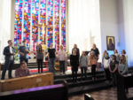 Teile des Schulchores intonieren den Lipdub-Song in der Kapelle der Schule. (Foto: C. Scholz/SMMP)