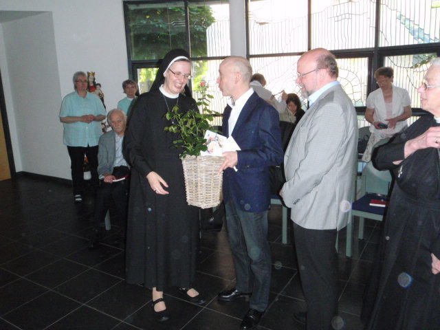 Schulleiter Dr. Maler gratuliert Sr. Maria Thoma. (Foto: Lügger/SMMP) 