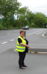 Frau B. Schmidt regelt den Verkehr (Foto: Lause/SMMP)
